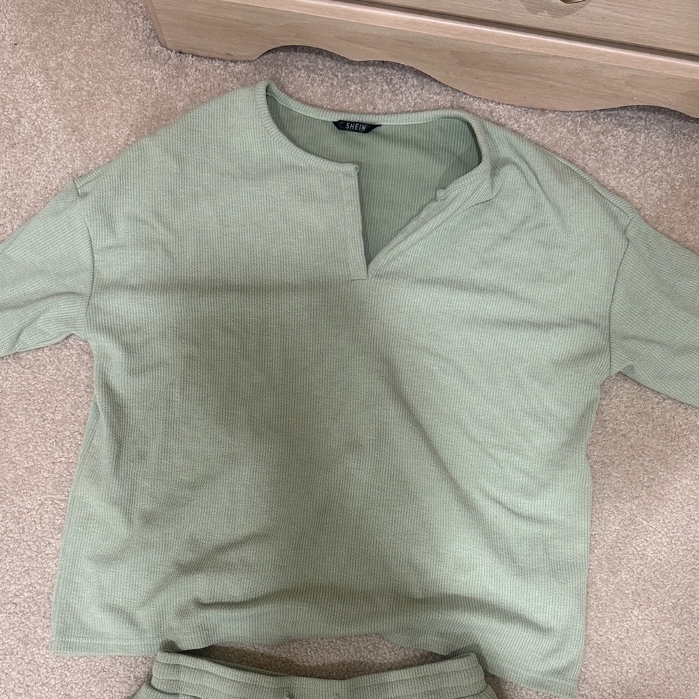 Green Short Sleeve Top and Shorts Set - Picture 3 of 5